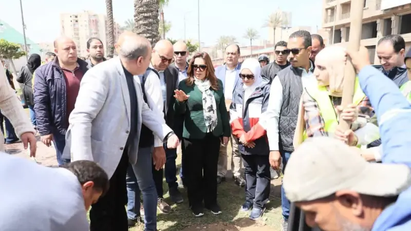وزيرة التنمية المحلية والبيئة ومحافظ الإسكندرية يتفقدان أعمال زراعة الجزيرة الوسطى بشارع مصطفى كامل