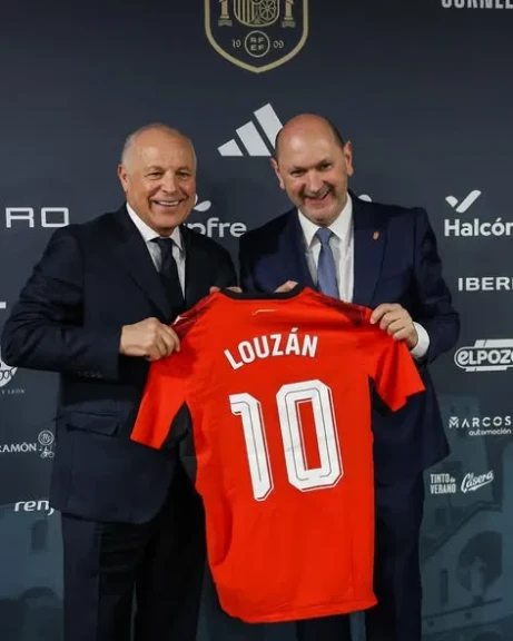 أبوريدة يكرم رئيس الاتحاد الإسباني ويهديه قميص منتخب مصر