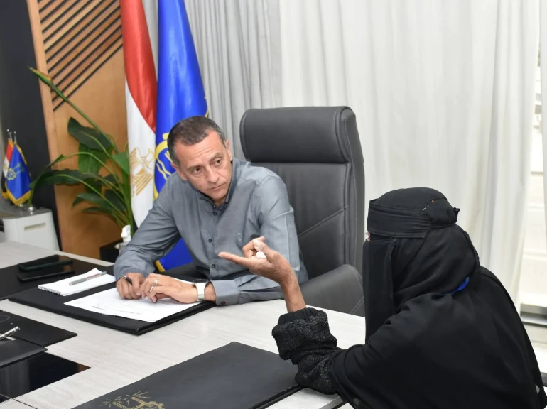 محافظ أسوان يواصل سلسلة لقاءاته بالمواطنين