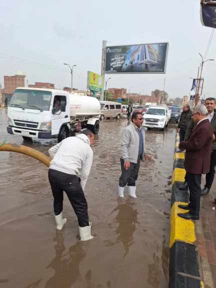 محافظ بني سويف يتفقد جهود التعامل مع تداعيات سقوط الأمطار