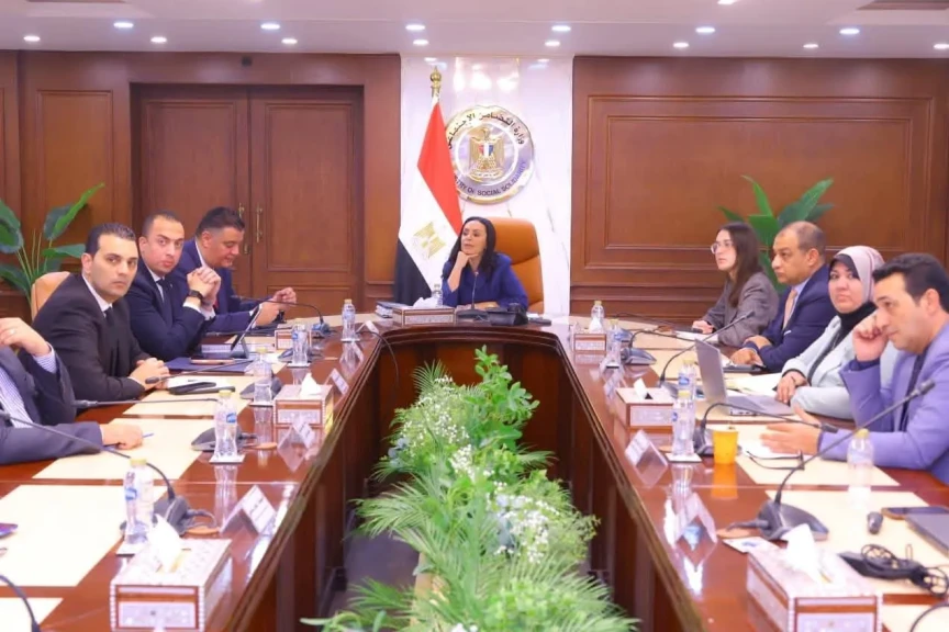وزيرة التضامن الاجتماعي تترأس اجتماعاً مع المسئولين عن اللجنة العليا للأسر البديلة الكافلة بالوزارة ورؤساء اللجان المحلية للأسر البديلة الكافلة بمديريات التضامن الاجتماعى على مستوى الجمهورية