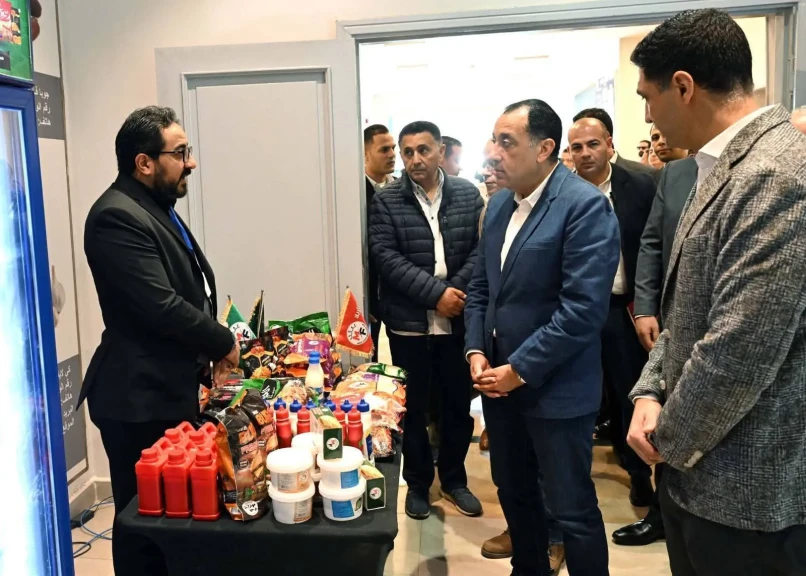 رئيس الوزراء يبدأ جولته بالمنطقة الاستثمارية ببنها بتفقد معرض منتجات الشركات الصناعية