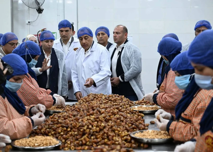 رئيس الوزراء يتفقد شركة ” الطحان” المتخصصة في تصنيع وتعبئة التمور