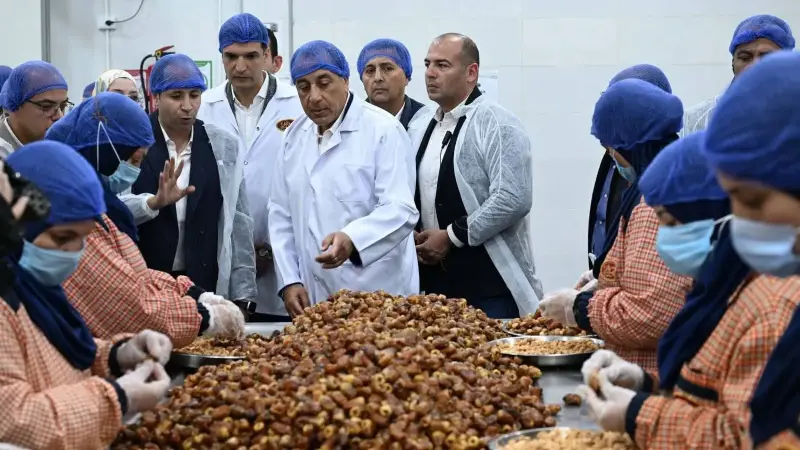 رئيس الوزراء يتفقد شركة ” الطحان” المتخصصة في تصنيع وتعبئة التمور