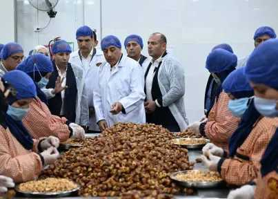 رئيس الوزراء يتفقد شركة ” الطحان” المتخصصة في تصنيع وتعبئة التمور
