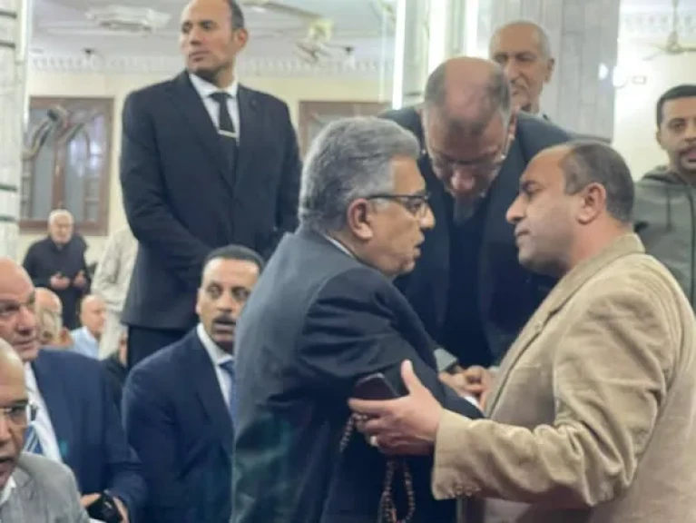 محافظ الدقهلية ووزير البترول يؤديان صلاة الجنازة على شهيد الواجب المهندس حسام صادق خليفة ويشيعان جثمانه إلى مثواه الأخير بقرية دنديط بميت غمر