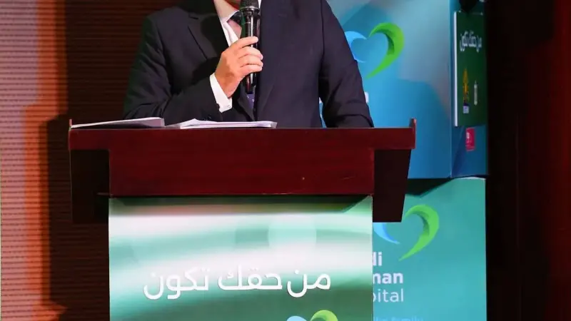 وزير العمل يُسلِّمُ عقودًا لذوي همم ويُكرِّمُ متدربين