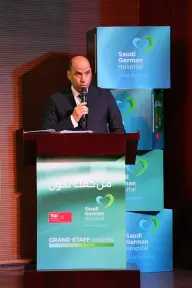 وزير العمل يُسلِّمُ عقودًا لذوي همم ويُكرِّمُ متدربين