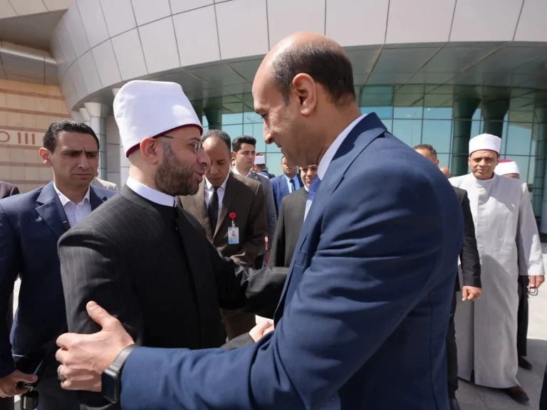 محافظ أسيوط يستقبل وزير الأوقاف بمطار أسيوط الدولي