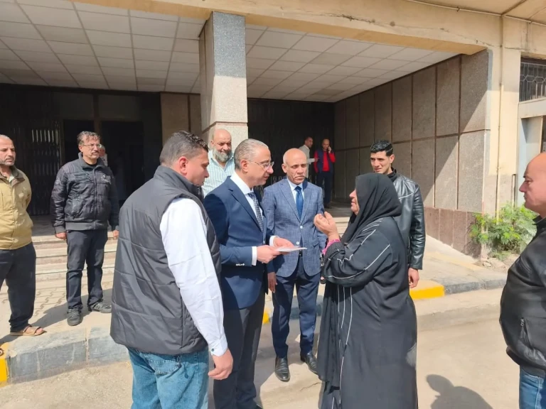 محافظ الجيزة يستجيب لمواطنة ويوجه بتوفير فرصة عمل لها خلال جولة ميدانية