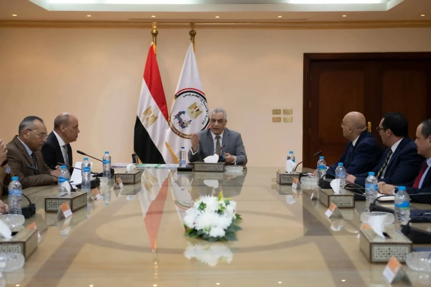 وزير الدولة للإنتاج الحربي يبحث مع ”جهاز المشروعات المتوسطة والصغيرة ومتناهية الصغر” آفاق التعاون المشترك