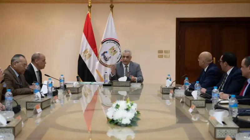 وزير الدولة للإنتاج الحربي يبحث مع ”جهاز المشروعات المتوسطة والصغيرة ومتناهية الصغر” آفاق التعاون المشترك