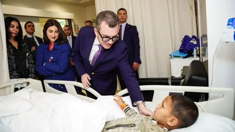 وزير التخطيط والتنمية الاقتصادية يقوم بزيارة تفقدية إلى مستشفى أهل مصر لعلاج الحروق