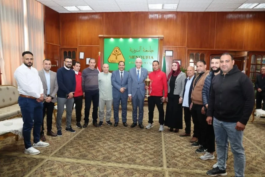 رئيس جامعة المنوفية يكرّم اللجنة الرياضية بعد فوز منتخب العاملين ببطولة المحافظة
