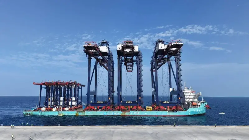 وزير النقل يعلن وصول ثلاث أوناش رصيف عملاقة وعدد 6  أوناش ساحة إلى المحطة