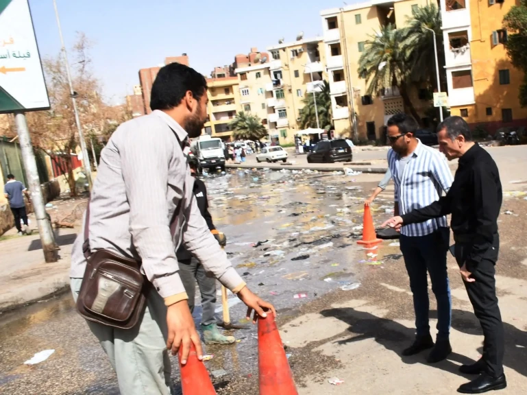 محافظ أسوان يتابع ميدانياً أعمال إصلاح الكسر بخط الصرف الصحى بحى العقاد