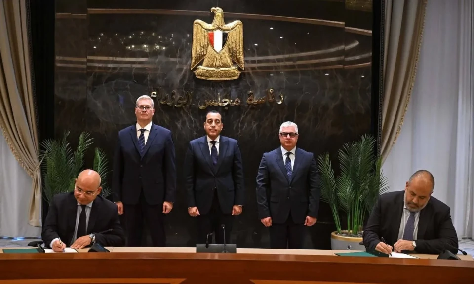 رئيس مجلس الوزراء يشهد توقيع عقد مشروع ”بولي سيرف” المصرية للكيماويات بالسخنة