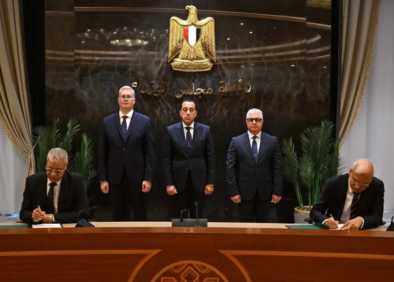 رئيس الوزراء يشهد توقيع عقد شراكة بين شركة  ”إندوراما” وشركة فوسفات مصر” لإنشاء مصنع جديد للأسمدة الفوسفاتية بالمنطقة الاقتصادية لقناة السويس