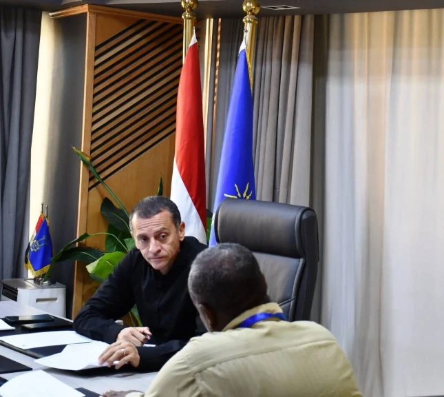 محافظ أسوان يواصل لقاؤه الجماهيرى مع المواطنين