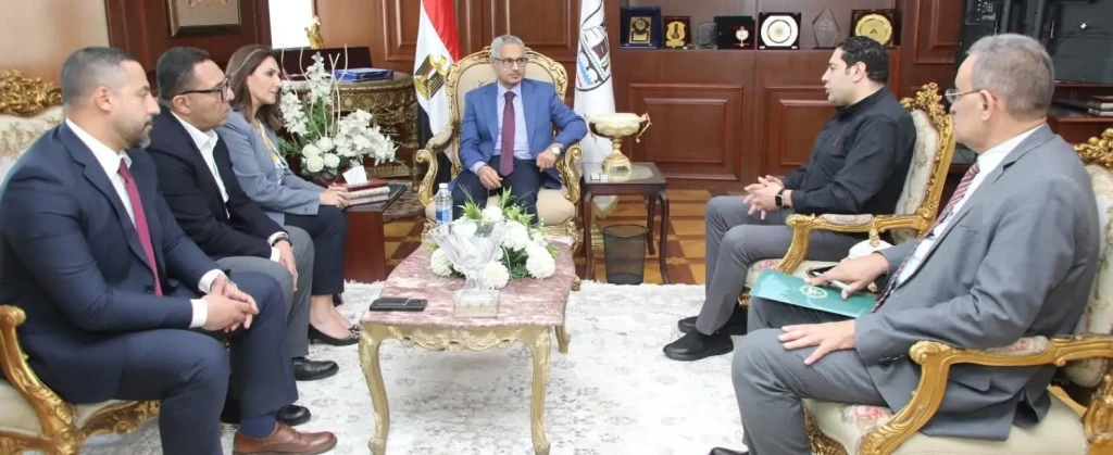 محافظ بني سويف يلتقي مسؤولى الشركة المصرية للاتصالات لمدارس”WE