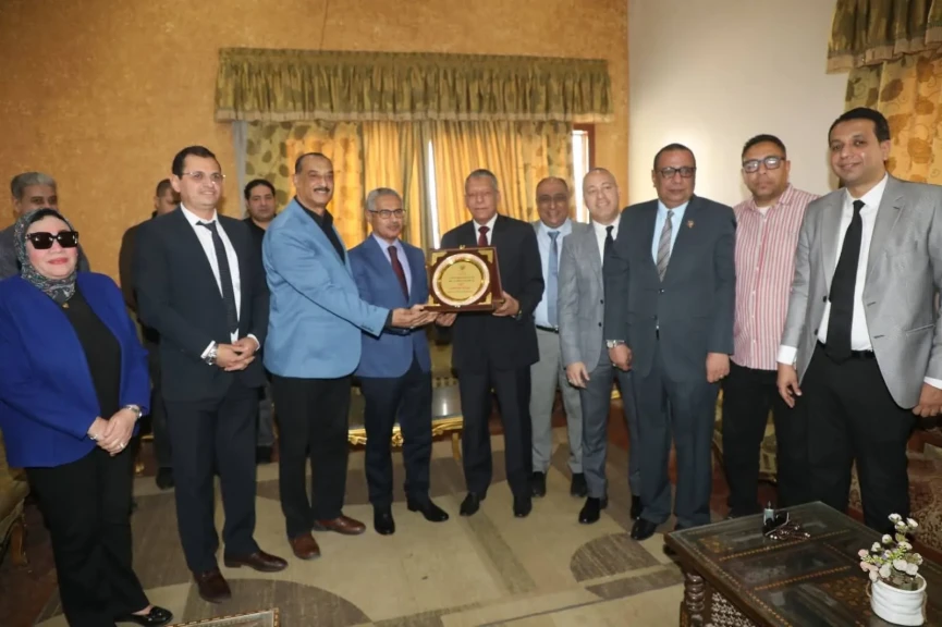 محافظ بني سويف يزور النادي الرياضي ويُحفّز أبطال اليد وكرة القدم