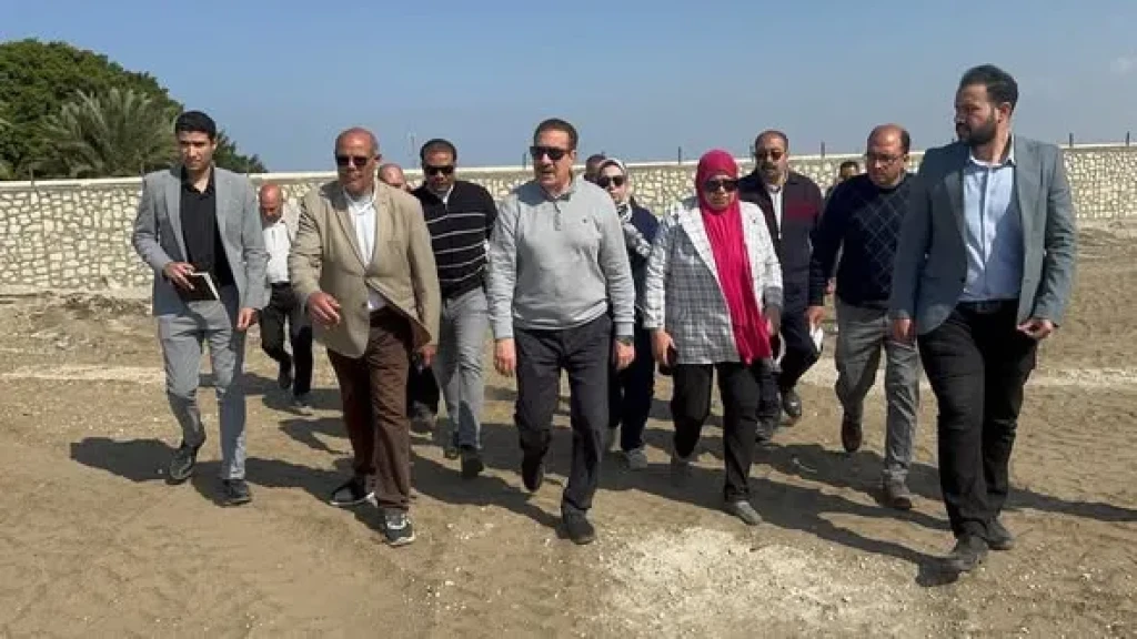 محافظ بورسعيد يتفقد أعمال ”إنشاء طريق جديد ”يربط بين كوبري النصر العائم القديم والكوبري الجديد الجاري إنشاؤه