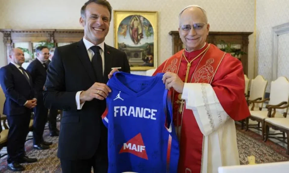 ماكرون يهدي بابا الفاتيكان قميص منتخب فرنسا لكرة السلة موقعا من اللاعبين