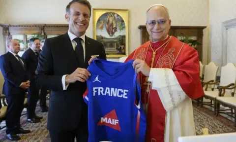 ماكرون يهدي بابا الفاتيكان قميص منتخب فرنسا لكرة السلة موقعا من اللاعبين