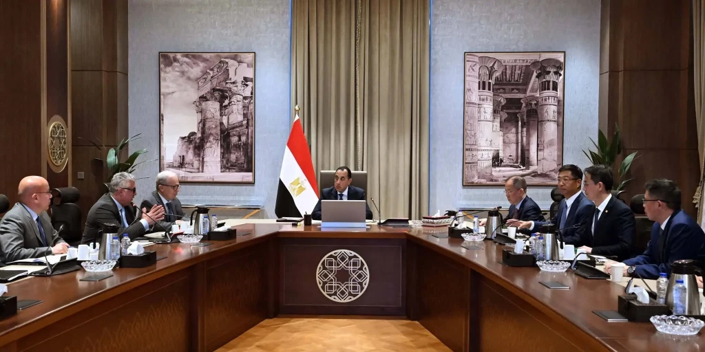 رئيس الوزراء يلتقي رئيس مجلس إدارة شركة ”خينان تشهنجفو” الصينية لاستعراض خطة إقامة مصنع ضخم لإنتاج الألومنيوم