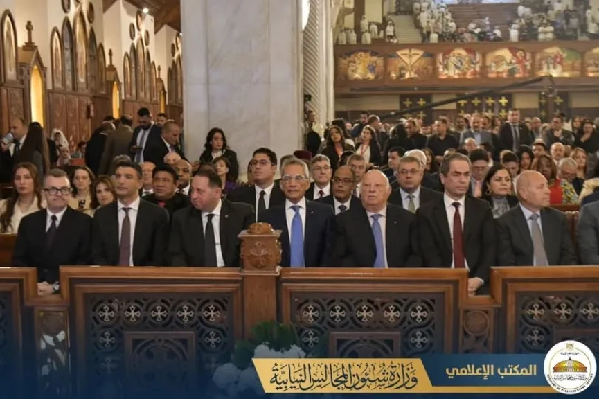 وزير شئون المجالس النيابية يشارك في قداس عيد القيامة المجيد بالكاتدرائية المرقسية ويقدم التهنئة لقداسة البابا تواضروس الثاني