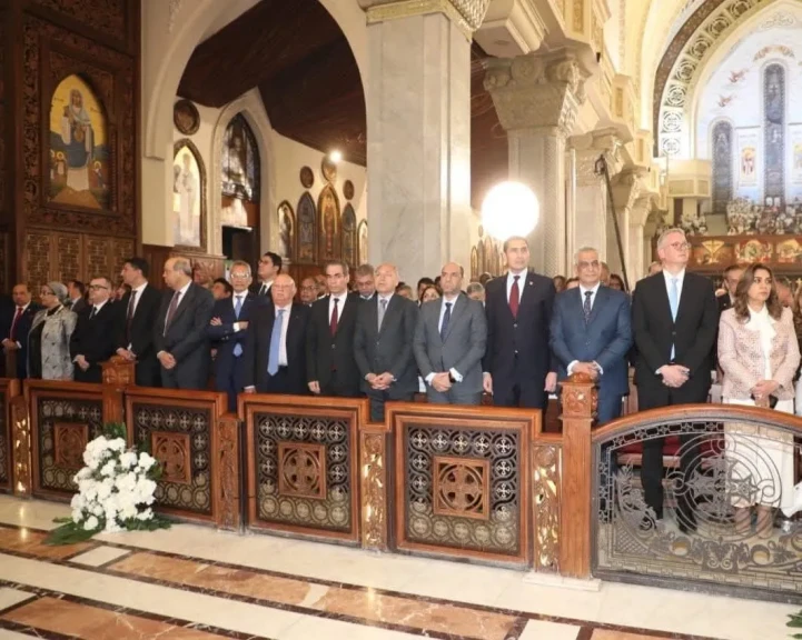 وزير العمل يشارك في قداس عيد القيامة المجيد بالكاتدرائية المرقسية ويهنئ قداسة البابا تواضروس الثاني.