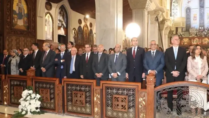 وزير العمل يشارك في قداس عيد القيامة المجيد بالكاتدرائية المرقسية ويهنئ قداسة البابا تواضروس الثاني.