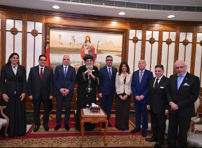 رئيس جامعة القاهرة يزور قداسة البابا تواضروس الثاني مهنئًا بعيد القيامة المجيد