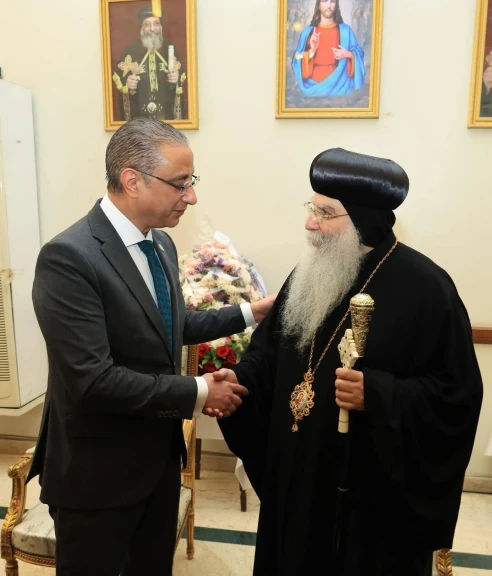 محافظ الجيزة يزور مقر مطرانية شمال الجيزة لتقديم التهنئة بعيد القيامة المجيد