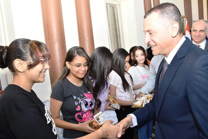 محافظ أسوان يوزع كروت تهنئة الرئيس والهدايا على الأطفال بمختلف الكنائس