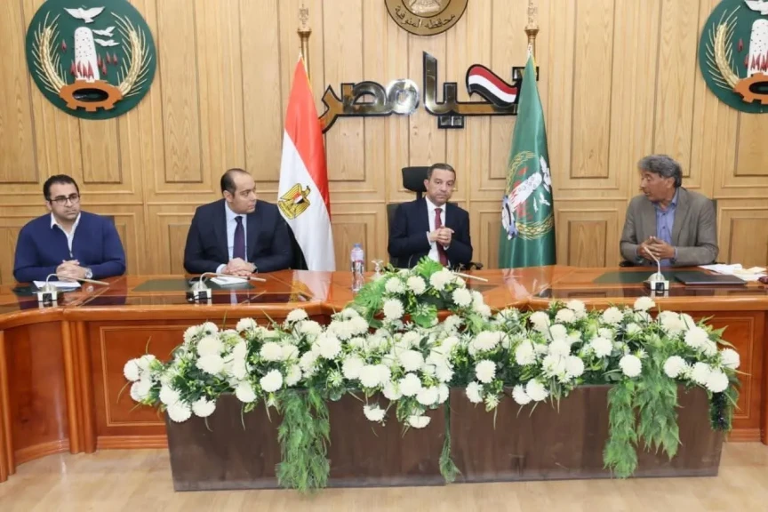 محافظ المنوفية يناقش آليات ومقترحات تطوير  الهوية البصرية  بنطاق المحافظة