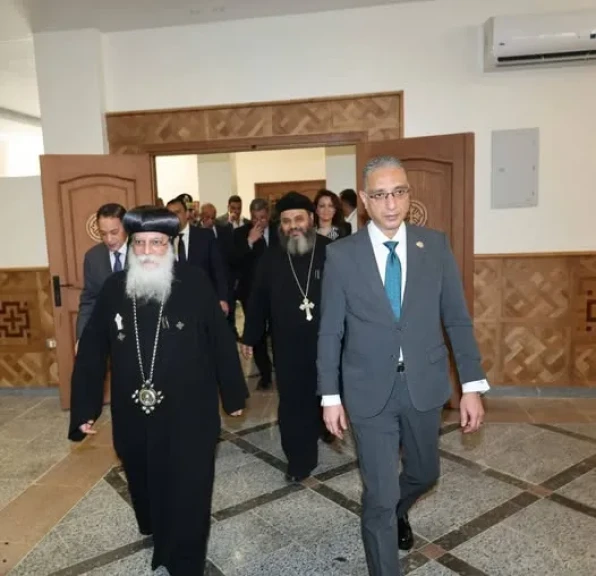 محافظ الجيزة يزور مطرانية أكتوبر وأوسيم مهنئًا بعيد القيامة المجيد