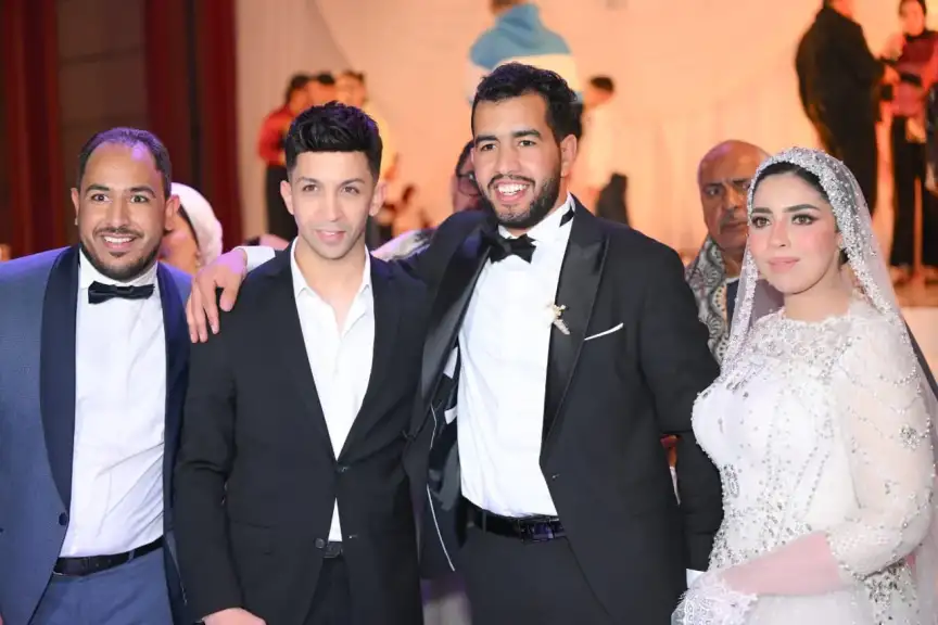 بالصور .. وصلة تحطيب للجخ مع صديقه الدهشوري في أضخم حفلات زفاف الصعيد بالقاهرة