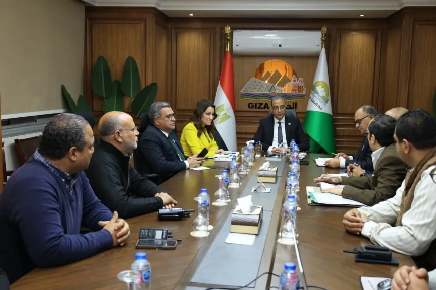 محافظ الجيزة يعقد لقاءً للوقوف علي خطط العمل بحي جنوب وتقييم الأداء