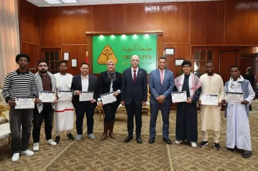 رئيس جامعة المنوفية يكرم الطلاب الوافدين المشاركين في ملتقى الحضارات بجامعة المنيا