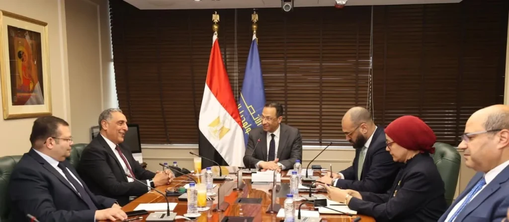 وزير الاتصالات يناقش مع المدير الإقليمي لشركة Oracle خطط الشركة لتعزيز التعاون في مجال التحول الرقمي في مصر