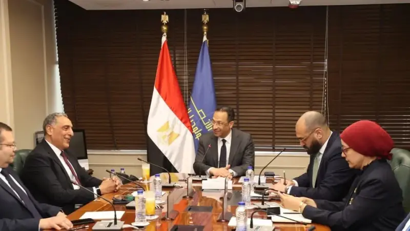 وزير الاتصالات يناقش مع المدير الإقليمي لشركة Oracle خطط الشركة لتعزيز التعاون في مجال التحول الرقمي في مصر