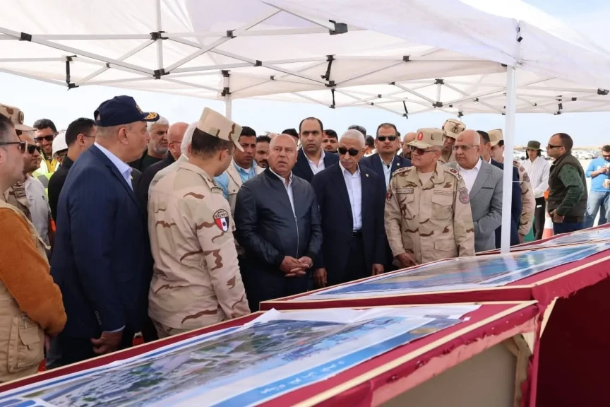 وزير النقل يتفقد مواقع العمل بمشروع تطوير وتوسعة ميناء العريش البحري