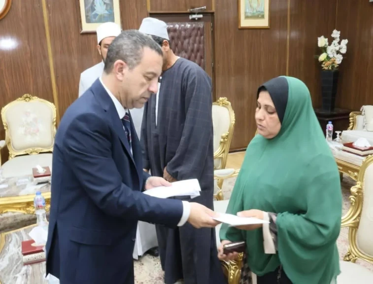 محافظ المنوفية يسلم تعويضات مالية لأسر ضحايا طنوب خلال لقائه بهم