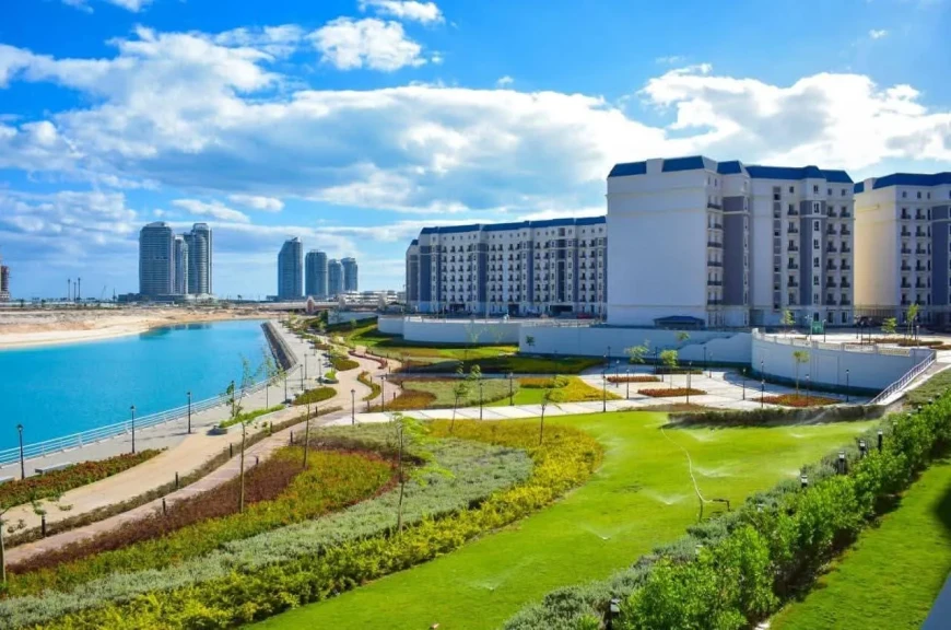 وزيرة الإسكان تتابع سير العمل بعددٍ من المشروعات الجاري تنفيذها بمدينة العلمين الجديدة ومارينا