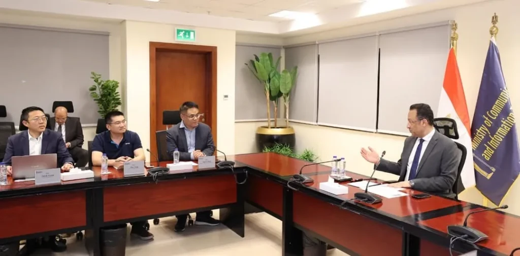 وزير الاتصالات يبحث مع شركة هونر العالمية خططها المستقبلية لتصنيع الهواتف الذكية في مصر