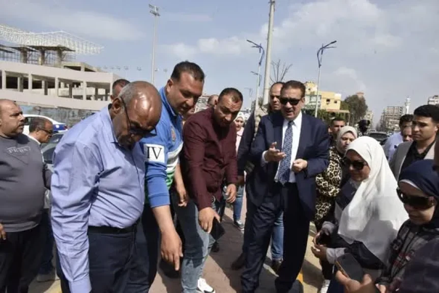 محافظ بورسعيد يتابع أعمال التشجير ورفع كفاءة المسطحات الخضراء بشارع 23 ديسمبر بحي المناخ