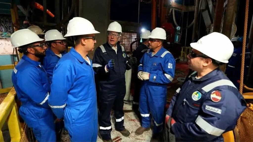 وزير البترول والثروة المعدنية يتفقد العمل بالوردية الليلية ويبيت مع العاملين على الحفار EDC 73