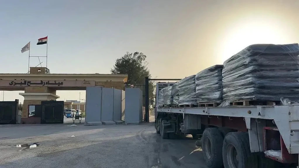 الهلال الأحمر المصري يدفع بأكثر من 5,590 طنًا من المساعدات الإنسانية الشاملة عبر قافلة ”زاد العزة” الـ 179