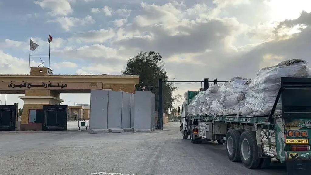 الهلال الأحمر المصري يدفع قافلة ”زاد العزة” الـ 180 بحمولة 4,675 طنًا من المساعدات الإنسانية